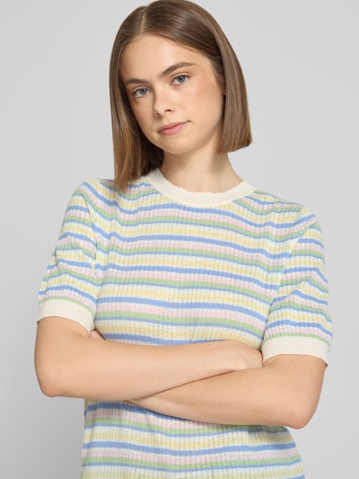 Kobiece model prezentuje Slim Fit T-Shirt aus reiner Bio-Baumwolle Modell 'DIANA' od Pieces, kolorowe paski, dzianina, krótki rękaw, zbliżenie na górną część ciała