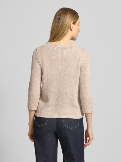Frauenmodel trägt Regular Fit Pullover in Strick-Optik von Betty Barclay in Beige mit Rundhalsausschnitt und 3/4-Arm, Rückenlänge 51 cm, Ärmellänge 43 cm, Ganzkörperansicht Rückansicht.