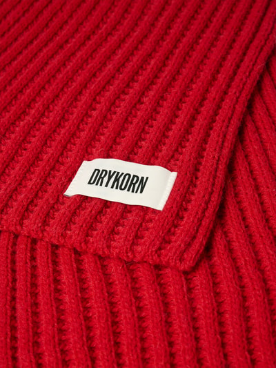 Produktfoto, roter Grobstrick-Schal mit weißem Label-Detail, Material-Mix mit Alpaka, rechteckige Form, Schal mit Label-Detail Modell 'NUMAS' von DRYKORN