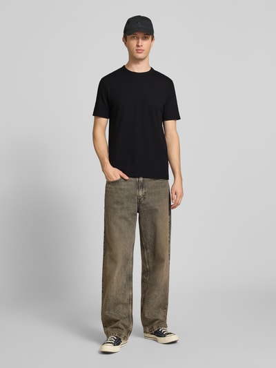 Männermodel trägt Regular Fit T-Shirt aus Baumwoll-Mix von Marc O'Polo Denim, unifarben, kurzarm, Rundhals, Ganzkörperansicht von vorne.