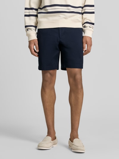 Männermodel trägt Chinoshorts aus Baumwoll-Mix Modell 'DOVER' von Tommy Hilfiger, Optik: Unifarben, Passform: Regular-Fit, Ganzkörperansicht von vorne.