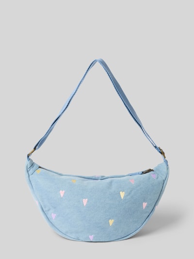 Produktfoto, Bauchtasche in Denim-Optik von Studio Noos, hellblau mit bunten Herz-Stitchings, breiter Schulterriemen, Reißverschluss, Label-Detail, Steckfach innen, Baumwoll-Mix, Maße 38x16x10 cm, Schulterriemen 62 cm.