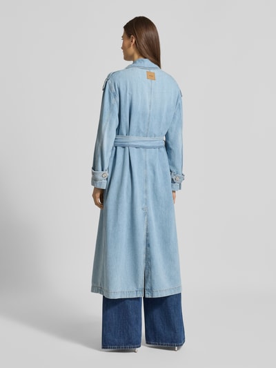 Modelka nosi Regular Fit Mantel mit Lyocell-Anteil von Liu Jo White, tkanina stylizowana na denim, wpuszczane kieszenie, taśma materiałowa, kołnierz z połami, długość tyłu w rozmiarze 36: 123 cm, szerokość ramion w rozmiarze 36: 50 cm, szerokość w rozmiarze 36: 44 cm, długość rękawów 55 cm, mieszanka bawełny i lyocellu, talia podkreślona, widok całej sylwetki z tyłu.