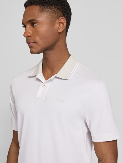 Männermodel trägt Relaxed Fit Poloshirt aus reiner Baumwolle Modell 'PEOXFORDNEW' von BOSS, mehrfarbig, Nahaufnahme Oberkörper.
