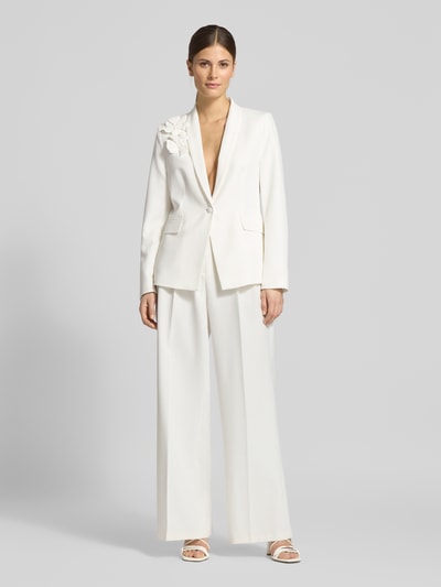 Vrouwenmodel draagt Wide Fit Stoffhose mit Bügelfalten van Christian Berg Woman Selection, wit, met persvouwen, elastische mix, zakken, haak- en ritssluiting, full body vooraanzicht.