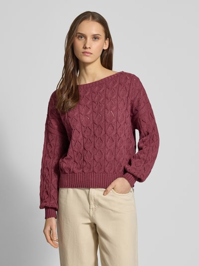 Frauenmodel trägt Relaxed Fit Pullover aus Baumwoll-Mix Modell 'BRYNN' von ONLY, Optik: Unifarben, Strick, U-Boot-Ausschnitt, Raglanärmel, gerippte Abschlüsse, Ganzkörperansicht von vorne.