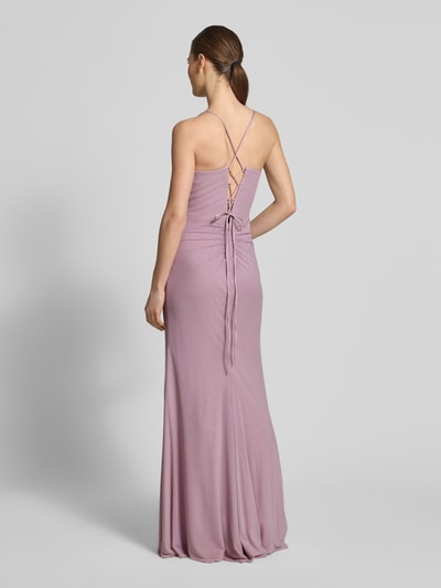 Frauenmodel trägt Slim Fit Abendkleid mit Gehschlitz von Luxuar in Rosa mit Raffungen, Schnürverschluss und Spaghetti-Trägern, Ganzkörperansicht Rückansicht.