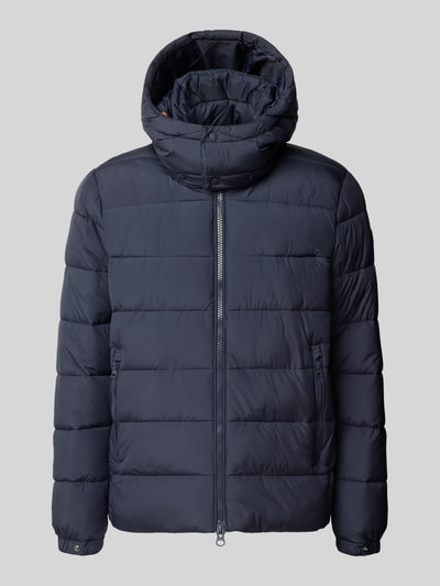 Produktfoto, dunkelblaue Steppjacke mit Zweiwege-Reißverschluss von Save The Duck, gerade Passform, Reißverschlusstaschen, elastische Ärmelabschlüsse, Rückenlänge 59 cm, Schulterbreite 44 cm, Brustweite 54 cm, Ärmellänge 70 cm