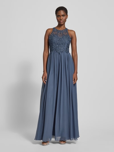 Frauenmodel trägt Abendkleid mit floralen Stickereien von LAONA in Blau, taillierter, ärmelloser Schnitt, feines, leichtes Material, Ganzkörperansicht von vorne.