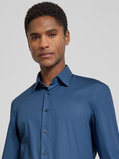 Männermodel trägt Super Slim Fit Business-Hemd mit Kentkragen von Jake*s in Blau, Reine Baumwolle, Unifarbenes-Design, Nahaufnahme Oberkörper. Rückenlänge bei Größe 39/40: 79 cm, Schulterbreite: 40 cm, Ärmellänge: 66 cm.
