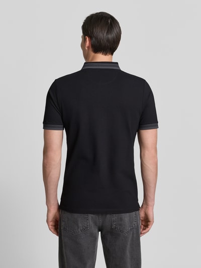 Männermodel trägt Regular Fit Poloshirt aus Baumwoll-Mix von s.Oliver RED LABEL in Schwarz, kurzarm, gerippte Abschlüsse, Ganzkörperansicht Rückansicht.