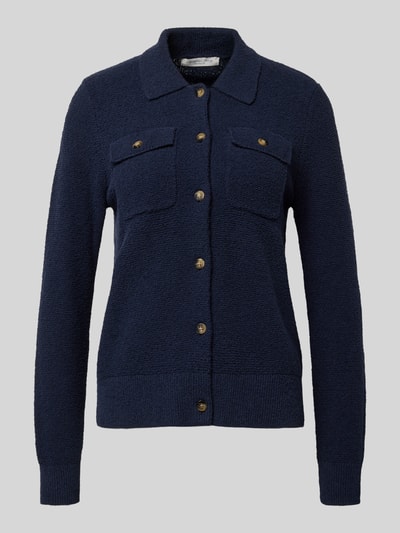 Produktfoto, Regular Fit Jacke in Strick-Optik von Christian Berg Woman aus dunkelblauem Baumwoll-Mix mit Brusttaschen, Umlegekragen und durchgängiger Knopfleiste, elastische Abschlüsse, Rückenlänge 59 cm, Ärmellänge 65 cm.