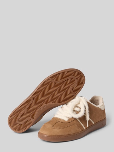 Produktfoto, Sneaker aus echtem Leder von Tamaris für Damen, braun mit beiger Flausch-Textur, weiße Schnürsenkel, Gummisohle.