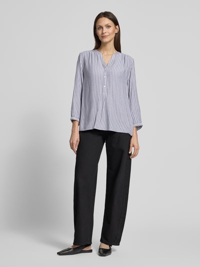 Modelka kobieca ma na sobie Comfort Fit Langarmbluse aus reiner Viskose od Tom Tailor, paski, krój comfort fit, mao kołnierzyk, rękaw 3/4, czysta wiskoza, widok całej sylwetki z przodu.