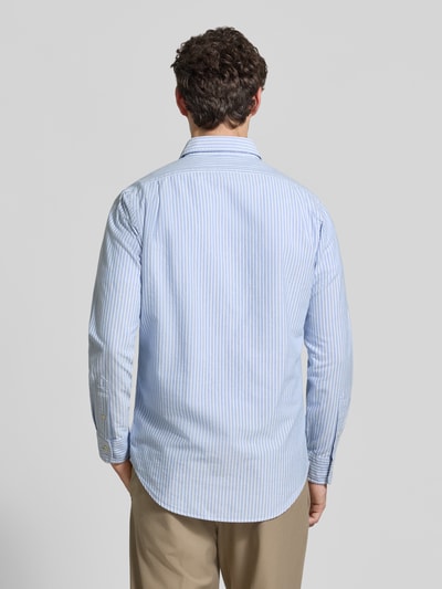 Männermodel trägt Regular Fit Freizeithemd aus reiner Baumwolle von Polo Ralph Lauren, hellblau-weiß gestreift, Ganzkörperansicht Rückansicht