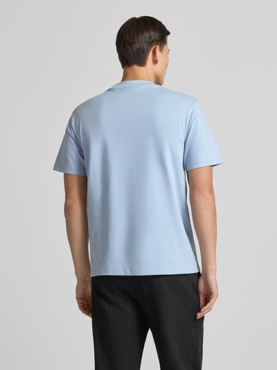 Männermodel trägt Relaxed Fit T-Shirt aus reiner Baumwolle Modell 'DAPOLINO' von HUGO in Hellblau, unifarben, Ganzkörperansicht Rückansicht.