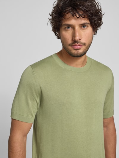 Männermodel trägt Strickshirt mit Rundhalsausschnitt und 1/2-Arm von OLYMP Level Five, Baumwoll-Lyocell-Mix, Regular-Fit, Nahaufnahme Oberkörper. Rückenlänge bei Größe M: 67 cm.