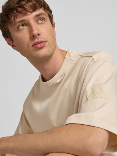Männermodel trägt Regular Fit T-Shirt aus reiner Baumwolle von adidas Sportswear, Optik: Unifarben, Logo-Print, Rundhals, Kurzarm, Materialverarbeitung: Jersey, Nahaufnahme Oberkörper