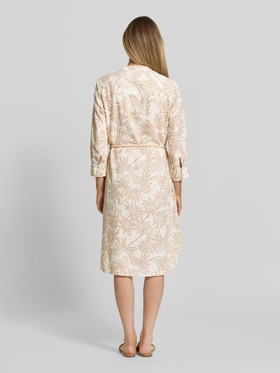 Frauenmodel trägt Tunikakleid aus Leinen-Viskose-Mix von Fynch-Hatton mit Bindegürtel, Knopfleiste, 3/4-Arm und taillierter Passform, Creme mit beigem Blattmuster, Kontext: Damen Tunikakleid, Midikleid, Rückenlänge bei Größe 36: 107 cm, Brustweite 51 cm, Ärmellänge 51 cm, Ganzkörperansicht Rückansicht.