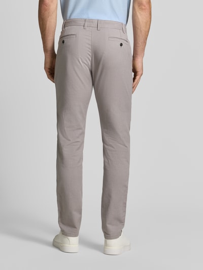 Männermodel trägt Kleingemusterte Hose mit Gesäßtaschen von MCNEAL in Hellgrau, Baumwoll-Elasthan-Mix Slim Fit, Ganzkörperansicht Rückansicht.