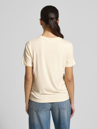 Kobiecy model nosi Regular Fit T-Shirt mit Viskose-Anteil od comma, damski t-shirt, mieszanka materiałów z dodatkiem wiskozy, krój regular fit, ozdobne obszycie, okrągły dekolt, długość tyłu w rozmiarze 36: 55 cm, widok całej sylwetki z tyłu