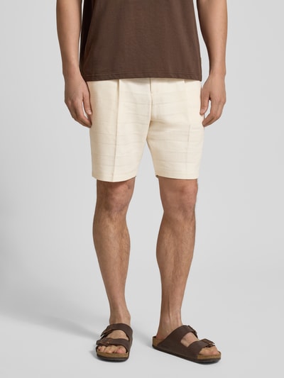 Männermodel trägt Shorts mit Strukturmuster und Eingrifftaschen von Zuitable in Beige aus Reine Baumwolle, Straight Fit, Nahaufnahme Oberschenkel.
