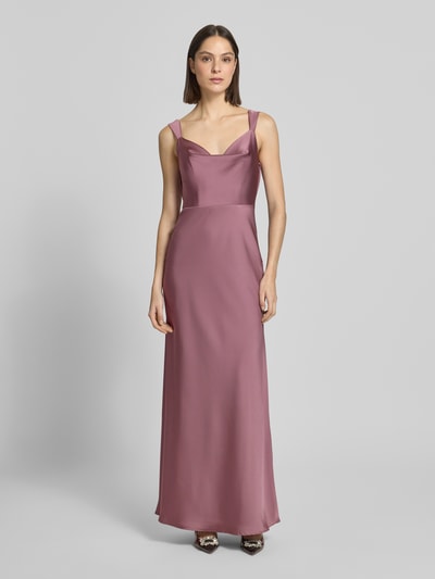 Modelka kobieca ma na sobie Slim Fit Abendkleid aus Satin od Laona w kolorze różowym, satynowa tekstura, długość tyłu 125 cm, szerokość w rozmiarze 36: 30 cm, bez rękawów, z ukrytym zamkiem, widok całej sylwetki z przodu.