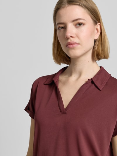 Frauenmodel trägt Regular Fit Poloshirt aus Modal-Mix von Christian Berg Woman in Bordeaux, V-Ausschnitt, Kurzarm mit Aufschlag, Nahaufnahme Oberkörper