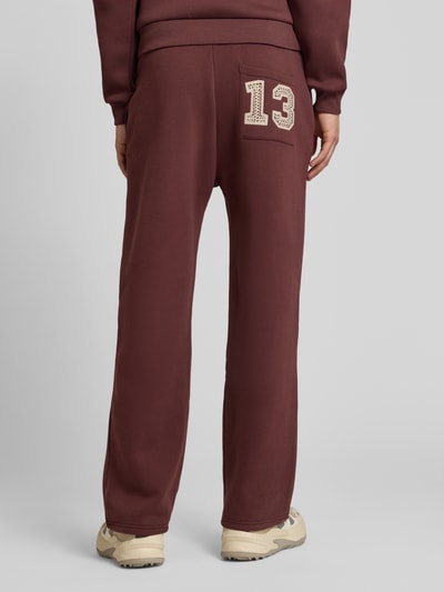 Männermodel trägt Sweatpants mit elastischem Bund und Gesäßtasche von REVIEW aus Baumwoll-Mix, Relaxed-Fit, Ganzkörperansicht Rückansicht.
