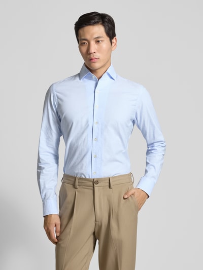 Männermodel trägt Regular Fit Business-Hemd mit Kentkragen von Profuomo in Hellblau, reine Baumwolle, Knopfleiste, Ganzkörperansicht von vorne.