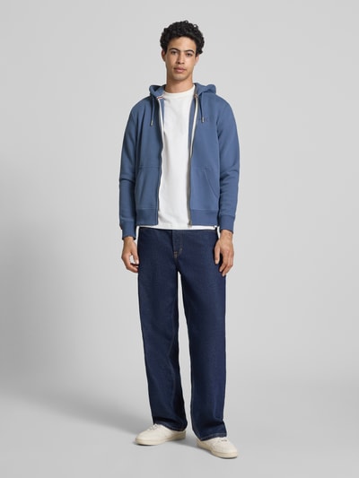 Männermodel trägt Sweatjacke mit Kapuze und Logo-Stitching von Superdry in Blau, Baumwoll-Mix, Regular Fit, Ganzkörperansicht von vorne.