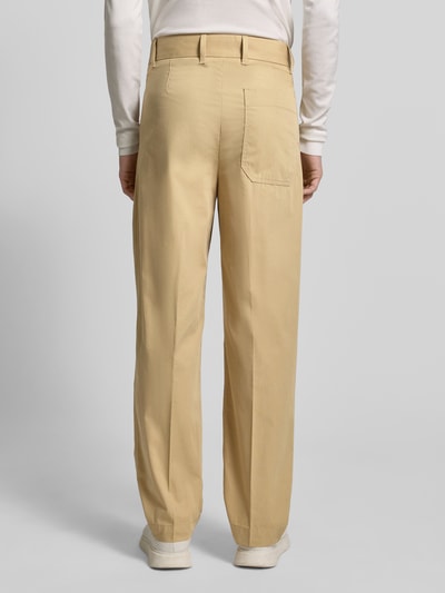 Mężczyzna nosi Straight Leg Chino aus reiner Baumwolle Modell 'CELEG261' von HUGO w jednolitym beżowym kolorze, krój straight leg, widoczna tylna kieszeń, tkanina bawełniana, szerokie nogawki, szlufki na pasek, widok całej sylwetki z tyłu.