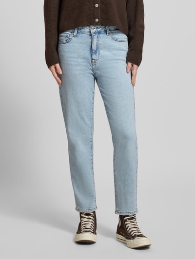 Vrouwenmodel draagt Straight Fit Jeans uit katoenmix model 'EMILY' van Only in lichtblauw, 5-pocket-design, high waist, enkel lengte, voorkant geheel zichtbaar