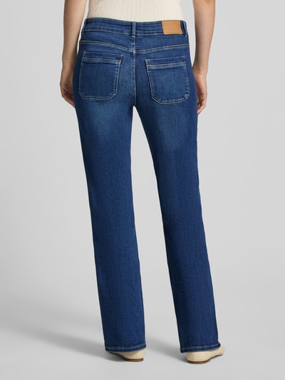 Frauenmodel trägt Straight Fit Jeans aus Baumwoll-Mix von Christian Berg Woman, blau, sichtbare Nähte, Gesäßtaschen, Ganzkörperansicht Rückansicht. Elastischer Baumwoll-Mix, Eingriffs- und Gesäßtaschen, Knopf- und Reißverschluss, Bundweite und Innenbeinlänge laut Größe 36/32.