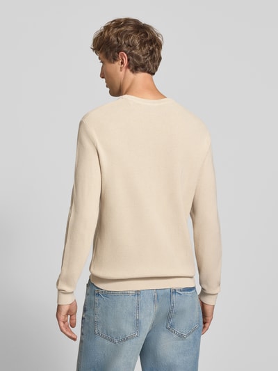 Männermodel trägt Regular Fit Pullover aus reiner Baumwolle Modell 'TONY' von ONLY in Beige zu Jeans, Ganzkörperansicht Rückansicht, Herren Pullover von ONLY & SONS.
