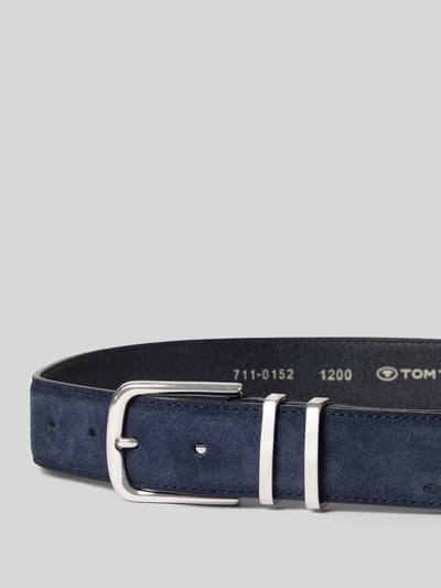 Produktfoto, Gürtel aus Wildleder von Tom Tailor in dunklem Blau mit silberfarbener Dornschließe, Wildlederoptik, Applikation, Gesamtlänge 95 cm bei Größe 80, Materialverarbeitung aus Veloursleder