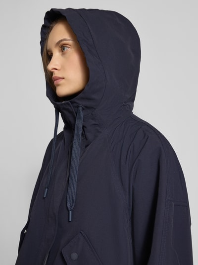 Kobiece model prezentuje Regular Fit Parka aus Baumwoll-Mix von Marc O'Polo Denim, efekt: jednolity kolor, mieszanka bawełny, zamek błyskawiczny, kaptur z tunelem, długi rękaw, kieszenie z patką, aplikacja z wyhaftowanym logo, zbliżenie na górną część ciała.