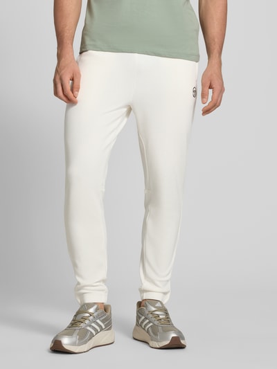 Mannenmodel draagt Slim Fit Tracksuit met logo-stitching model 'Egeo' van SERGIO TACCHINI in katoenmix, voorkant detailopname