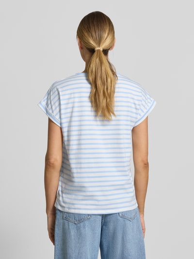 Frauenmodel trägt Damen T-Shirt mit Rundhalsausschnitt Modell 'RINA' von Soyaconcept, Bio-Baumwoll-Elasthan-Mix, Allover-Look, Regular-Fit, Rückenlänge 64 cm, Ganzkörperansicht Rückansicht.