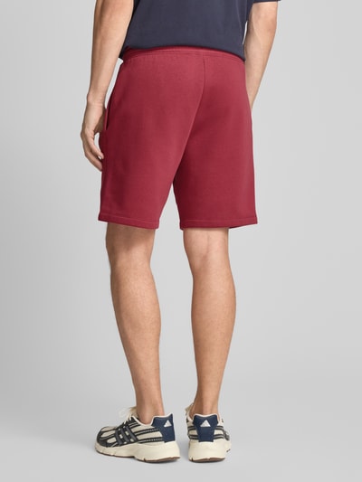 Männermodel trägt Sweatshorts mit Logo und elastischem Bund von GAP, Baumwoll-Mix, Regular-Fit, Eingrifftaschen, Rückansicht Ganzkörperansicht.