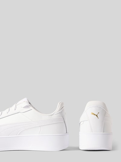 Produktfoto, Sneaker aus Leder-Mix Modell 'Carina' von Puma w białym kolorze z zaokrąglonym noskiem, złoty nadruk logo, perforacje, teksturowana podeszwa, wysokość obcasa 4 cm, wysokość cholewki 8 cm, szerokość w rozmiarze 40: 8 cm
