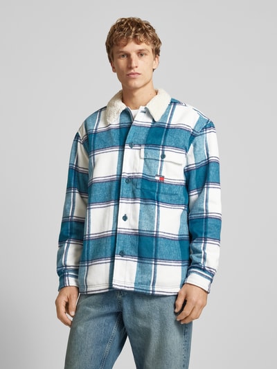 Tommy Jeans Kurtka koszulowa o kroju regular fit z listwą guzikową model ‘CHECK SHERPA’ Petrol 4