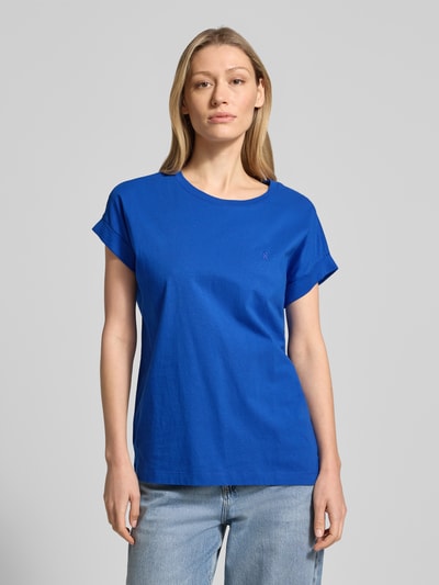 Vrouwenmodel draagt Loose Fit T-shirt uit puur katoen model 'IDAARA' van Armedangels, look: effen, logostitching, ronde hals, fijne rib, korte mouw, mouwboord, voorkant volledig zichtbaar