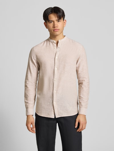 Männermodel trägt Slim Fit Freizeithemd aus Baumwoll-Leinen-Mix Modell 'CAIDEN' von Only & Sons, Optik: Unifarben, Ganzkörperansicht von vorne.