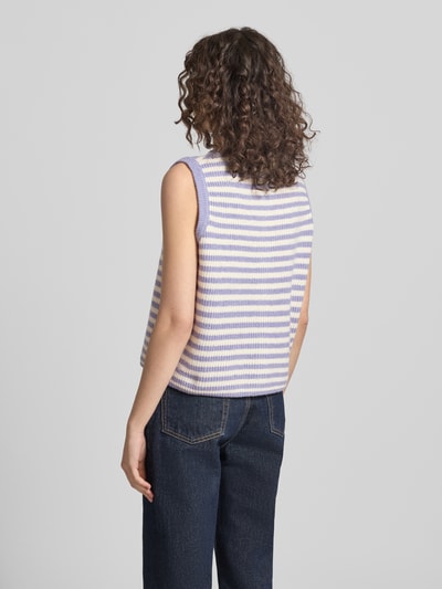 Frauenmodel trägt Regular Fit Strickweste mit Woll-Anteil Modell 'MALOU' von Pieces im gestreiften Allover-Muster, Rippstrick, Ganzkörperansicht Rückansicht.