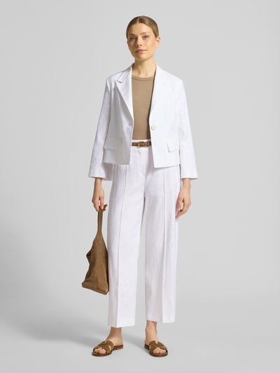 Frauenmodel trägt Wide Leg Hose aus Leinen-Mix von Windsor in Weiß mit Bügelfalten, elastischem Bund, leicht fallender Stoff, Ganzkörperansicht von vorne.