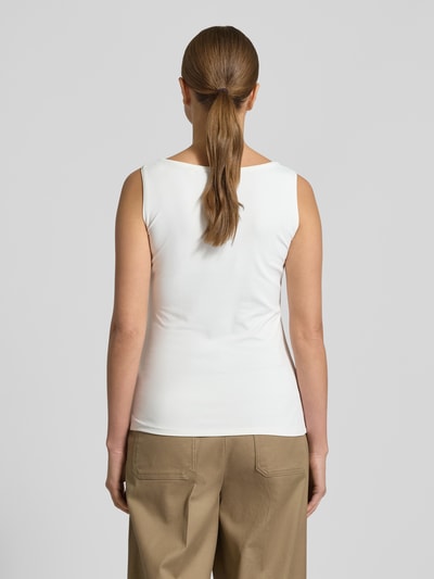 Modelka nosi Slim Fit Top mit Rundhalsausschnitt von Christian Berg Woman, elastyczny materiał, krój slim fit, bez rękawów, długość tyłu S: 59 cm, widok całej sylwetki z tyłu
