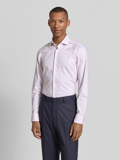 Männermodel trägt Slim Fit Businesshemd aus Baumwoll-Mix Modell 'H-HANK-SP-B1-C1-261' von BOSS, Herren Businesshemd, Ganzkörperansicht von vorne.