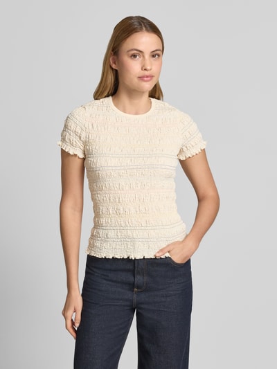 Frauenmodel trägt T-Shirt mit Smok-Details und Muschelsaum von Jake*s Casual aus Baumwoll-Mix mit Stretch-Anteil, Körpernaher-Schnitt, Rundhalsausschnitt, elfenbeinfarbene Struktur, Rückenlänge bei Größe S 52 cm, Ganzkörperansicht von vorne.