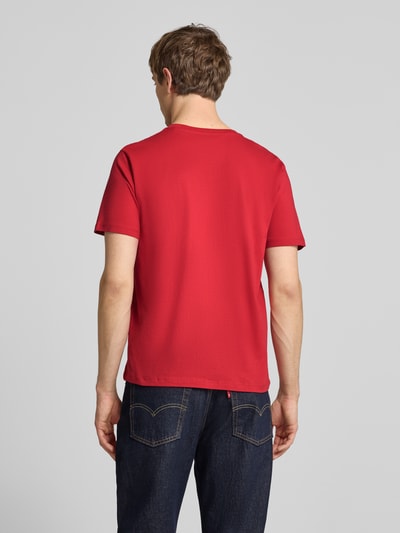 Männermodel trägt Regular Fit T-Shirt aus reiner Baumwolle Modell 'EGGO' von Pepe Jeans, Optik: Unifarben, Ganzkörperansicht Rückansicht.